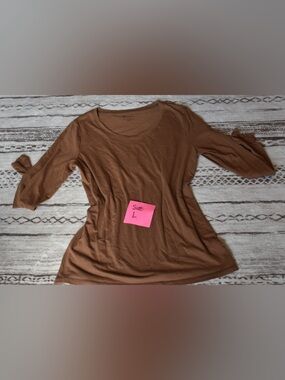 Women's Long Sleeve Scoop Neck Tee in Brown